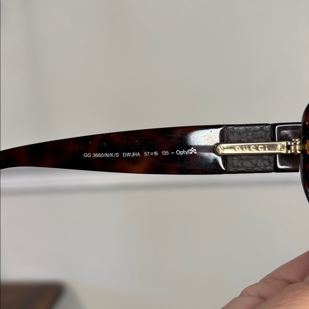 GUCCI SUNGLASSES FULL INCLUSION with Branded Case and dust cloth - Picture 16 of 16